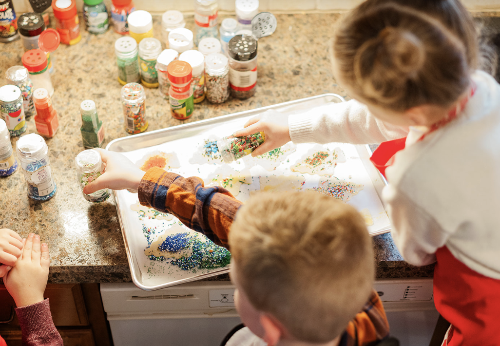 Children decorating Christmas cookies during in-home Holiday Petite Minis in York, PA.