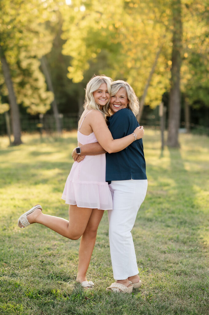 mom and daughter hugging during senior photo session