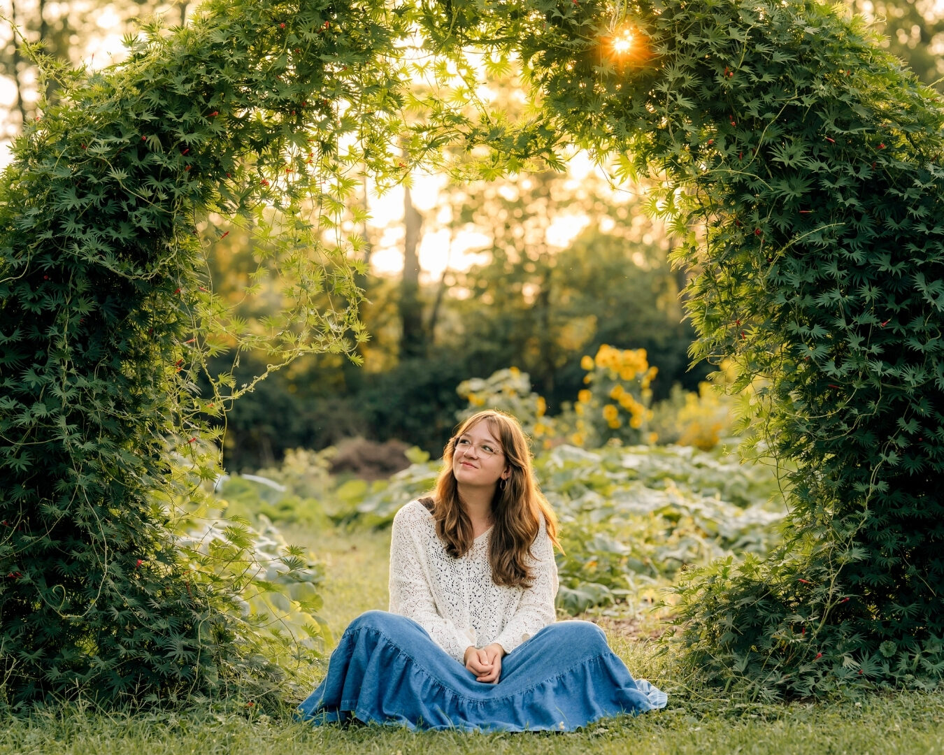 Outdoor senior pictures by a senior photographer serving York Lancaster and Hershey PA